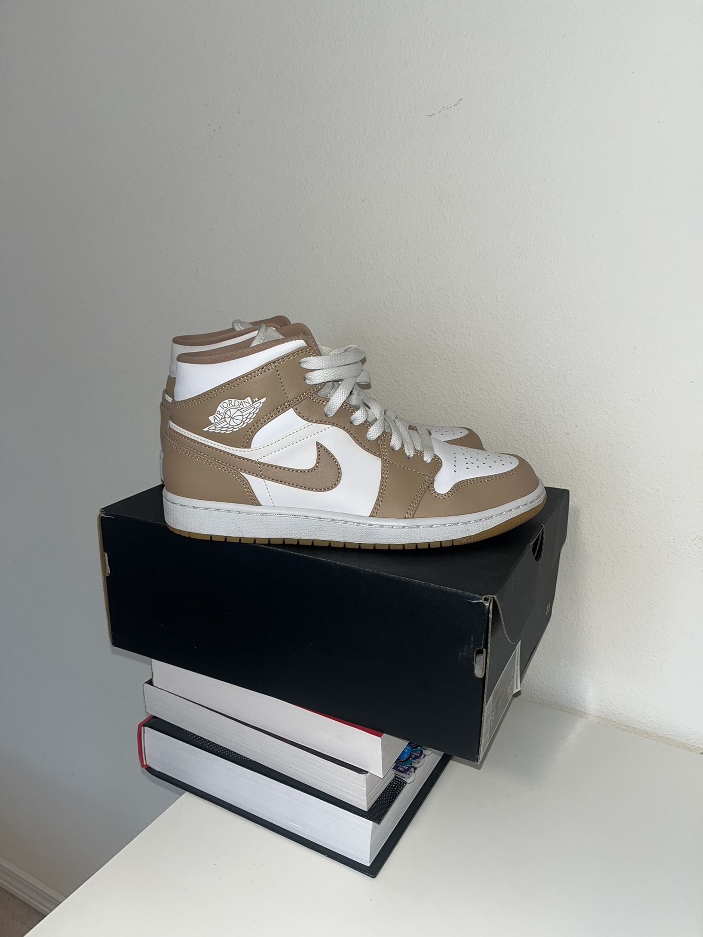 Air Jordan 1 Mid w/ Box Size 8.5