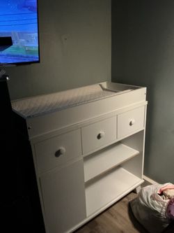 Baby changing table with matt
