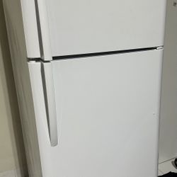 Frigidaire 20 cu Ft Top-Freezer refrigerator (white) Garage Ready 