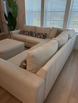 Rooms To Go Alexander Ivory Sectional & Ottoman