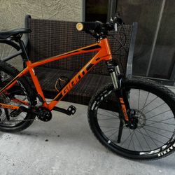 Giant Talon 27.5" Mountain Bike** 
