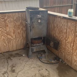 Smoker Grill Great For Turkeys And Hams ! 