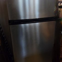 5' All In One Refrigerator/Freezer. Loads of storage. 