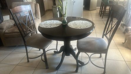 Breakfast settable and 2 chairs