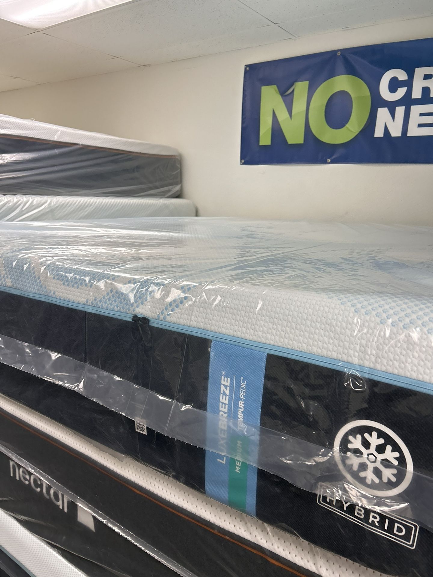 Tempurpedic Luxe Breeze Medium Hybrid King 2.0