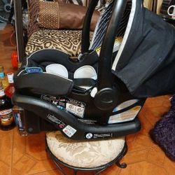 Graco Infant Car Seat With base up to 35 lb