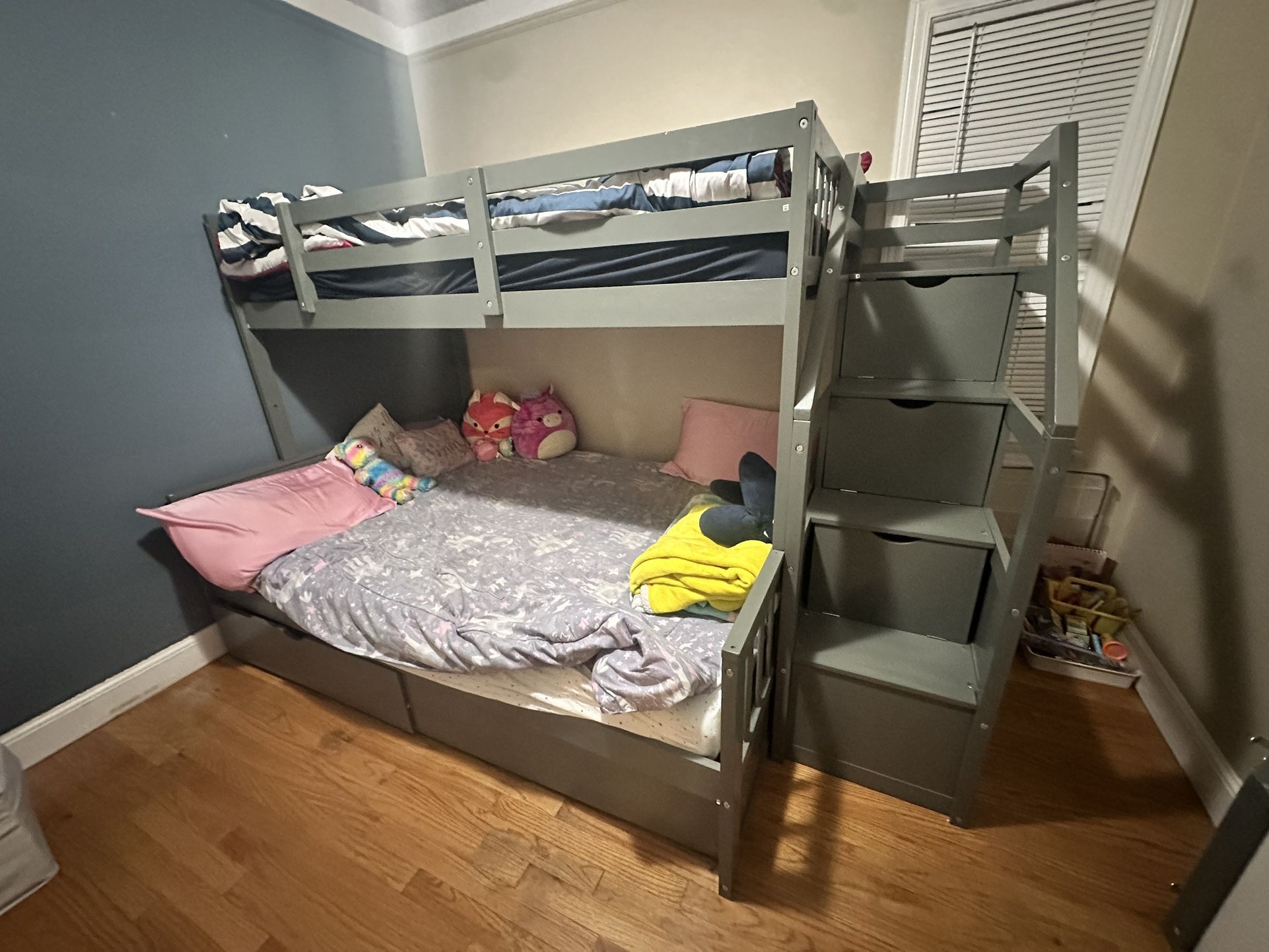 Bunk Bed ( Twin Bed Over Full Ned With mattresses )