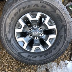 Set De Rines 16” Para Toyota Tacoma Como Nuevos $750 NADA  MENOS FIRME 