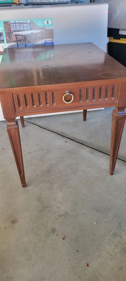 Corner table