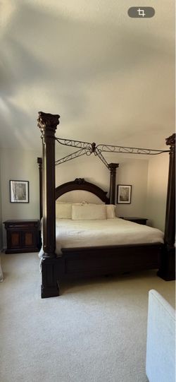 Beautiful Dark Wood 4-Piece Bedroom Set –King size