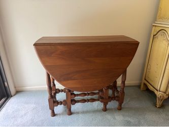 ANTIQUE GATE LEG TABLE - EXCELLENT CONDITION