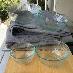 Pyrex Bowl Set