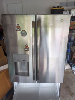 GE® ENERGY STAR® 25.6 Cu. Ft. French-Door Refrigerator
GFE26JSMAFSS
