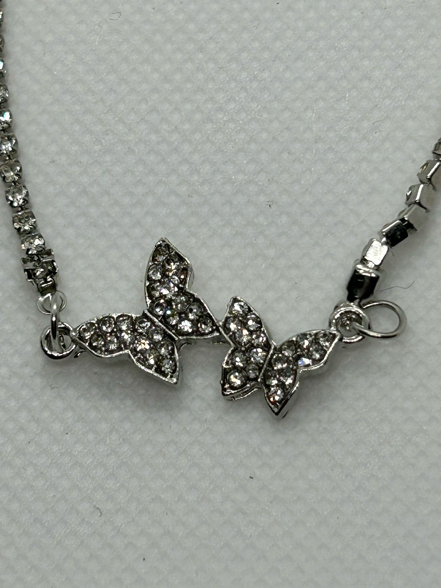 Beautiful Silver Tone Anklet w/ Sparkling Butterflies