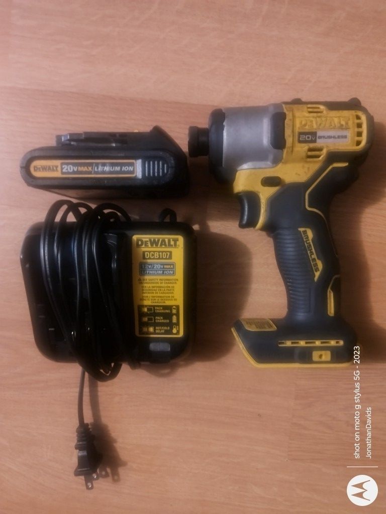 DeWalt 20VLT. Impact W. CHARGER AND BATTERY