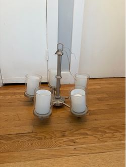 Hanging ceiling light from Home Depot”Lampara de techo colgante de cinco luces con acabado en níquel satinado y pantallas de vidrio cilíndricas con d