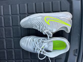 Indoor soccer shoes