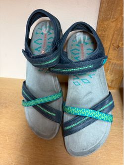 3 pairs of shoes size 7 ladies