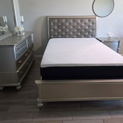 Beautiful Queen Size Bedroom Set. Used, in good condition. Normal Wear!