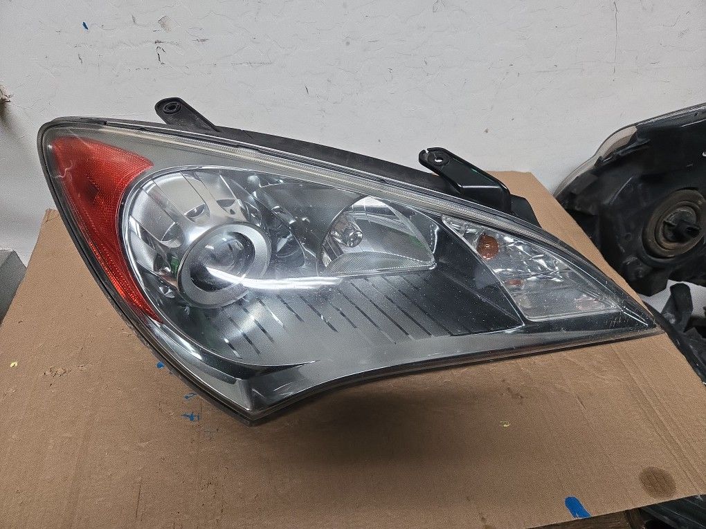 GENESIS COUPE OEM RIGHT SIDE HEADLIGHT