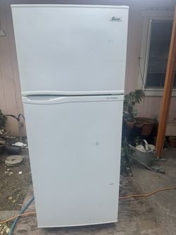 Ewave Top Freezer Refrigerator 28”X 66”