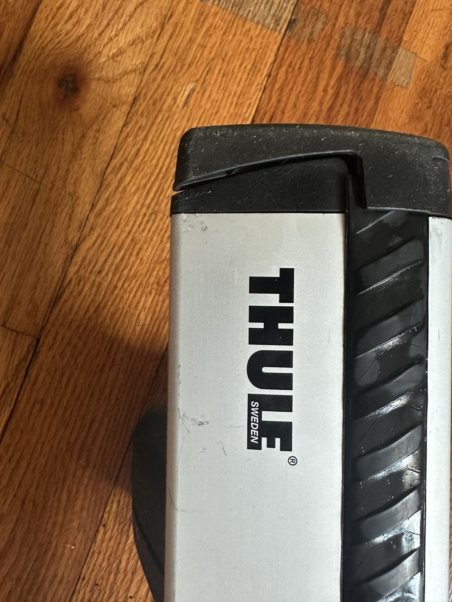 Thule AeroBlade ARB47 + 460R Podium Feet (Complete Roof Rack Set)