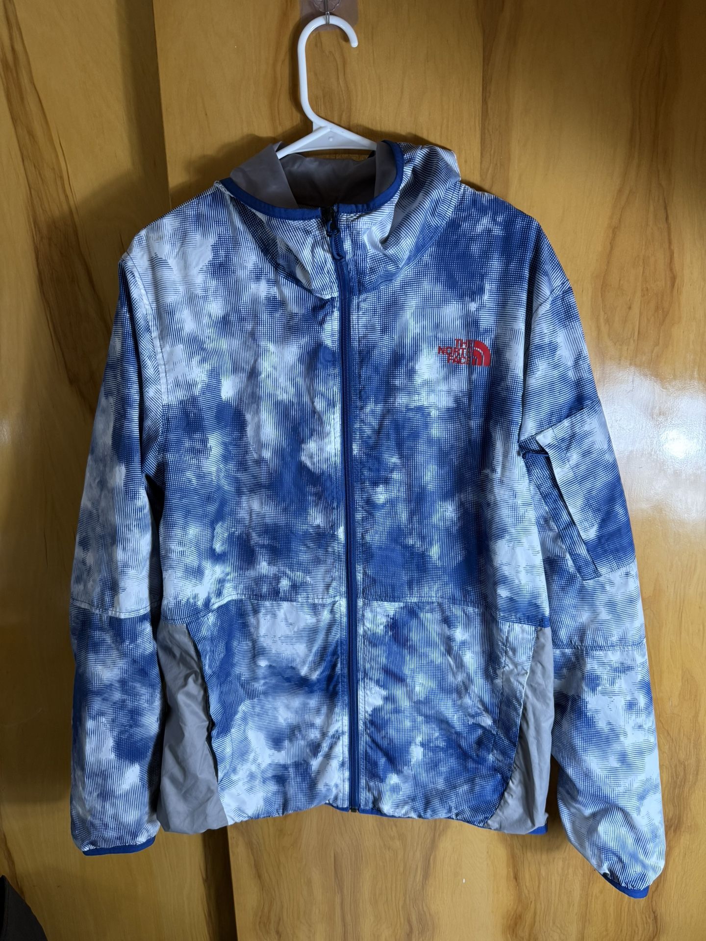 The North Face Men's Chicago Wind Jacket in the Limoges Blue Cirrus Print colorway Large on tag