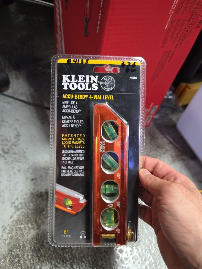 Klein Tools
6.25 in. 4-Vial Torpedo Conduit Level, High Visibility