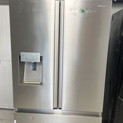 Spacious 25.4 Ft.³ Hisense French Door Style Refrigerator With Dual Icemaker.