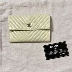 CHANEL V Clutch / Wallet on Chain