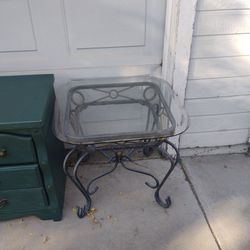 Glass end table $10 firm price cash local pickup fcfs