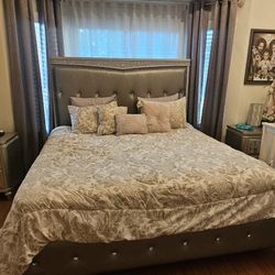 King Bed 4 Pieces / Light Mirror And Bed