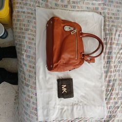 MICHAEL KORS PURSE AND & CLUTCH/ THROWING IN ANOTHER PURSE FOR FREE!!