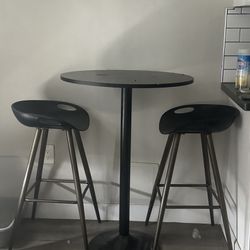 Round Bistro Table And Stools 