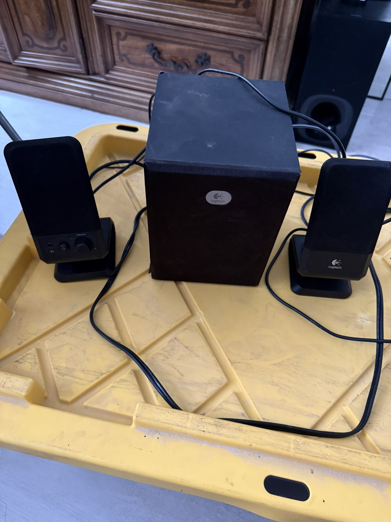 Logitech R-20  Speaker System With Subwoofer & 2 Satellites Dynamic Bass compact