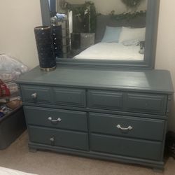 Dresser With Mirror