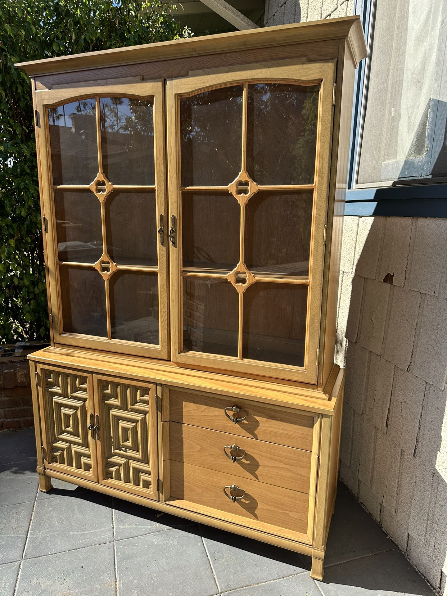 Stunning Vintage Mid Century China Cabinet 