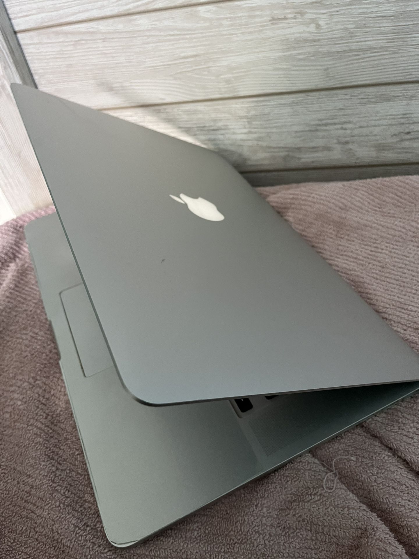 Like New 2015 15” MacBook Pro Retina i7 16gb 1TB