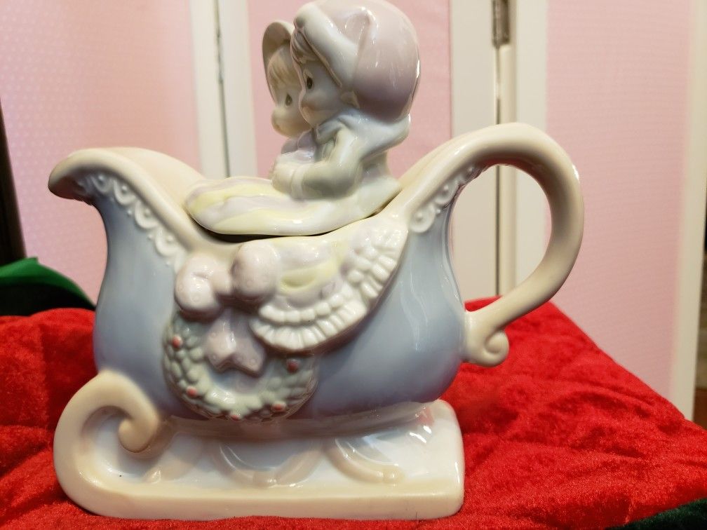 Precious Moments Tea Pot Sugar Town Couple In Sleigh 8 Inches High