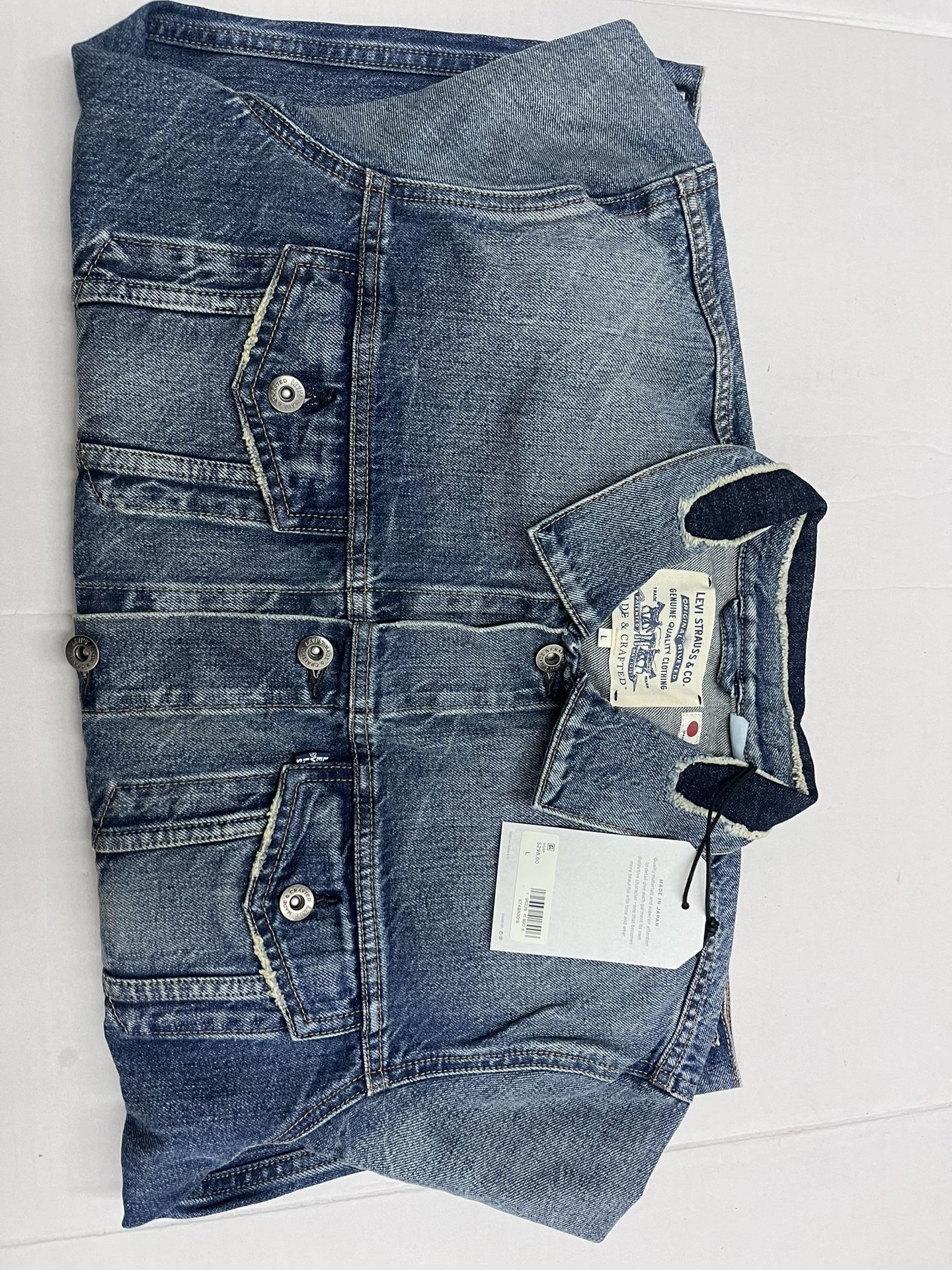 Denim Jacket (Levi’s) 