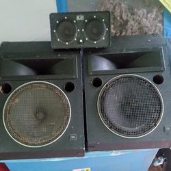 2 JBL MI-631 Speakers