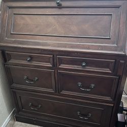 Dresser W/ Outlets 