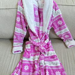 New Women’s One Size Robe $10 