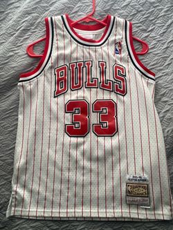 Your youth large Scottie Pippen #33 Chicago Bulls jersey is a Mitchell & Ness Hardwood Classics Swingman jersey from the 1995–96 season.