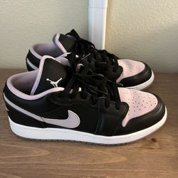 Jordan 1 Low - Black/Iced Lilac - Kids 7 (fits Women’s 8.5)