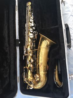 Beis her Aristcrat S-33 saxophone