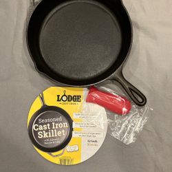 12 inch Lodge Cast Iron Skillet w/ Silicone Handle Holder