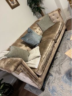 Luxury Velvet Chesterfield Sofa – Excellent Condition with Pillows