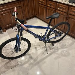 Cannondale F7 Mountain Bike. 26 In Tires. 