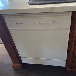 Kitchen Appliances All In Good Working Condition Just Upgraded To New Ones 